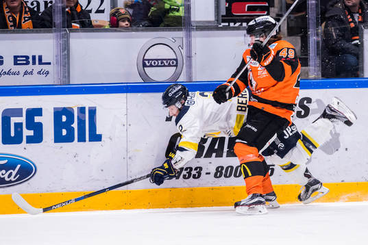 s Kristofer Berglund blir tacklad av Karlskronas Filip