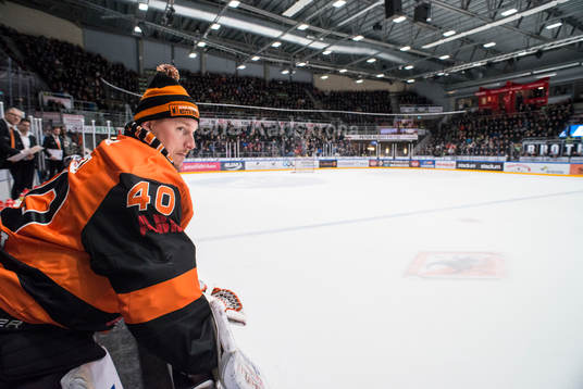 Karlskronas målvakt Johan Holmqvist ser karlskronas tomma