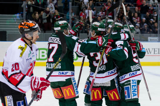 Frölundas Mats Rosseli Olsen jublar och omfamnas