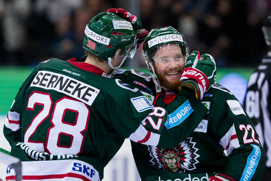 Frölundas Johan Sundström jublar och omfamnas av Robin
