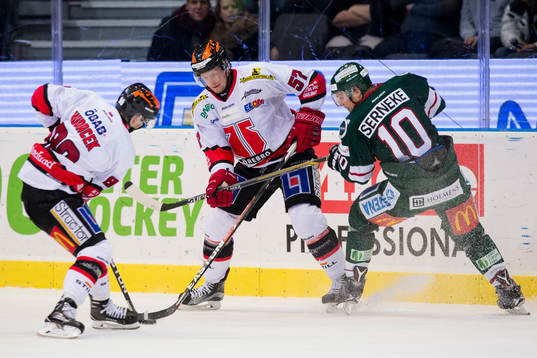 Örebros Libor Hudacek och Johan Motin mot Frölundas Sean