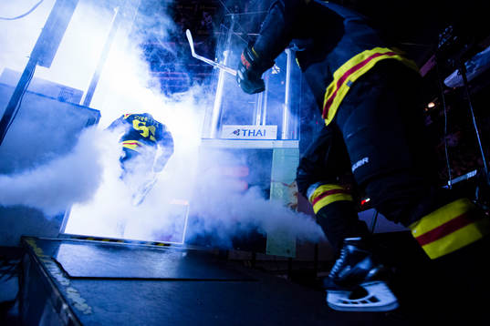 Brynäs spelare gör entré
