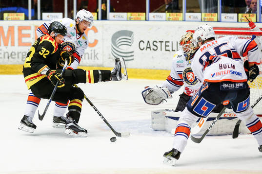 Brynäs Nick Johnson och Växjös Calle Rosén i kamp om