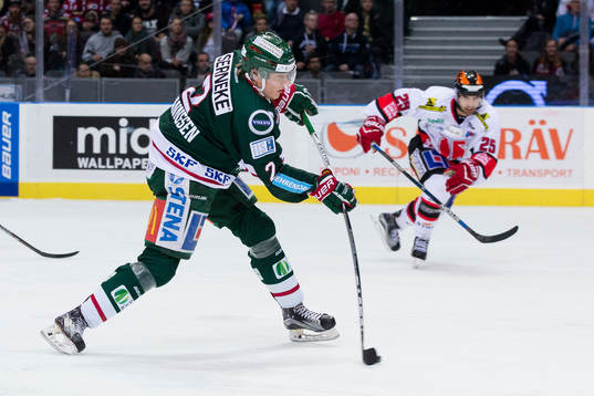 Frölundas Johannes Johannessen skjuter ett skott