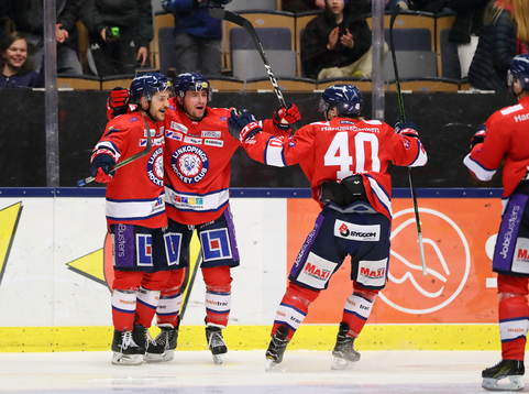 Linköpings Ken Andre Olimb har precis gjort mål 3-1 och