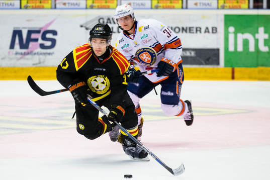 Brynäs Pathrik Westerholm med puck