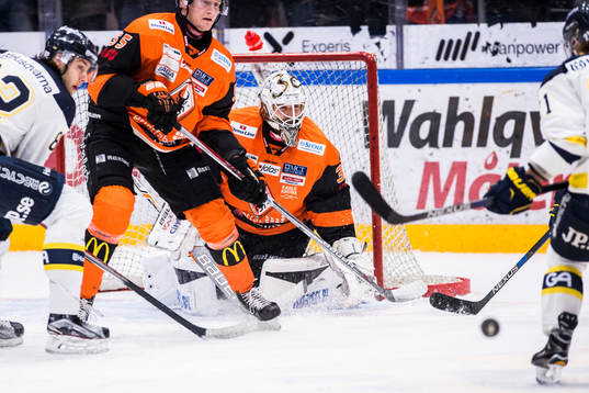s Mattias Tedenby  utmanar framför Karlskronas målvakt
