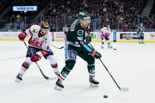 Frölundas Casey Wellman före Örebros Tom Wandell