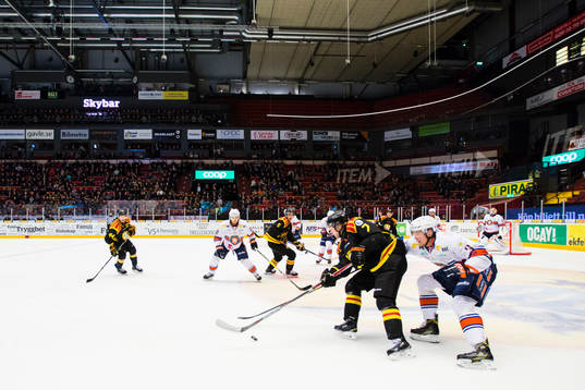Brynäs Ponthus Westerholm jagas av Växjös Oliver Bohm
