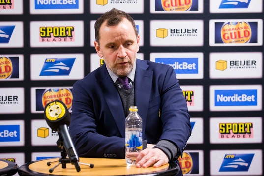 Brynäs tränare Thomas Berglund (h) svarar på frågor på