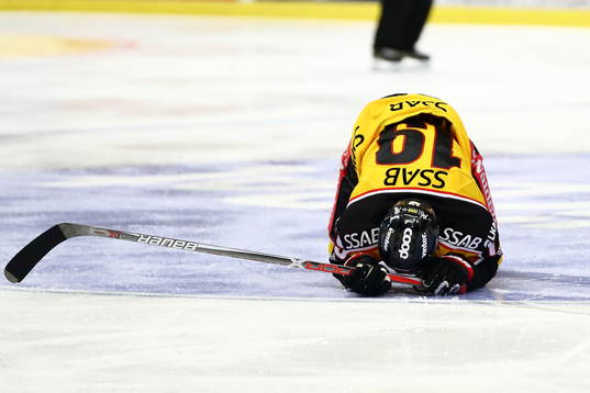 Luleås Jacob Lagacé deppar och ser ut att ha ont