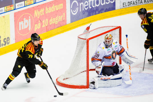 Brynäs Daniel Mannberg rundar målet brevis Växjös
