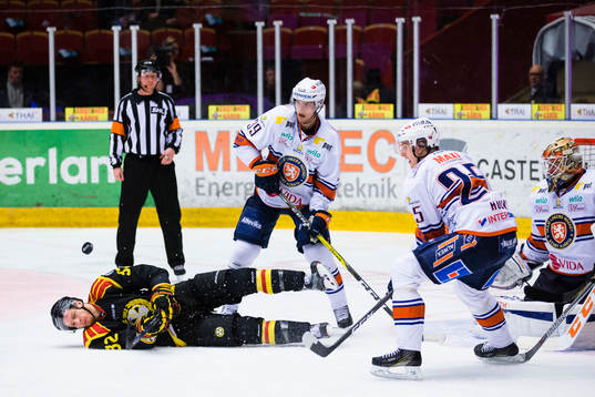 Brynäs Nick Johnson faller i en duell med Växjös Calle