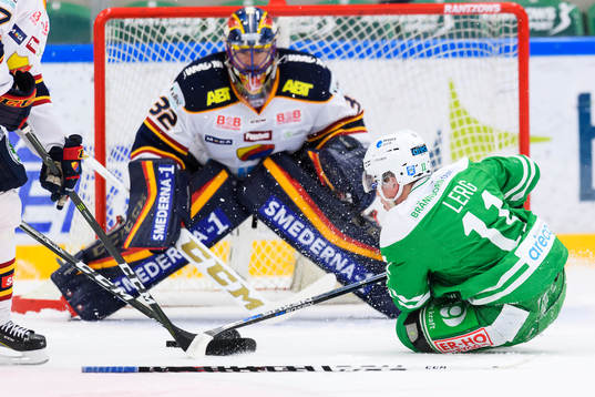 Rögles Bryan Lerg rivs ner framför Djurgårdens målvakt