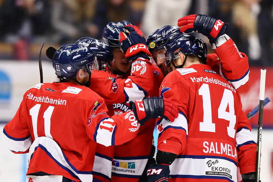 Linköpings Anssi Salmela blir omkramad
