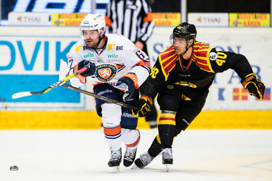 Växjös Linus Fröberg i kamp om pucken med Brynäs Jesper