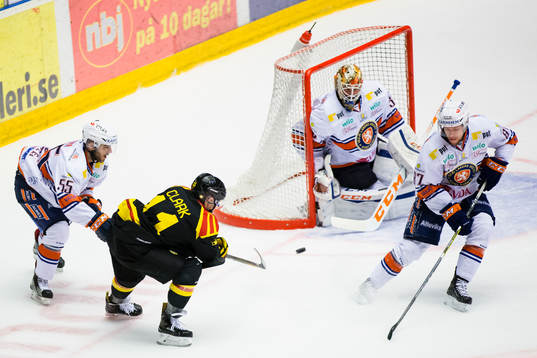 Brynäs Kevin Clark oroar med skott framför växjös mål
