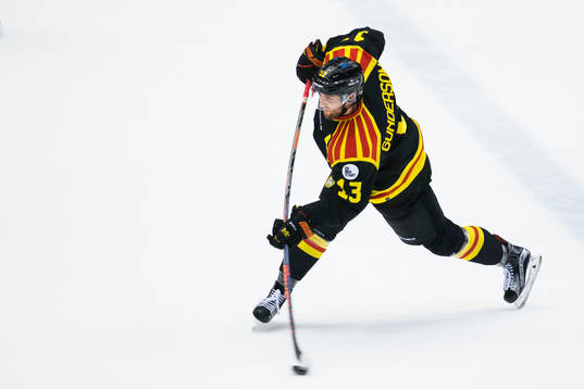 Brynäs Ryan Gunderson går på skott