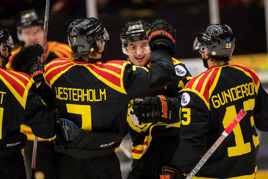 Brynäs Pathrik Westerholm (m) gör 1-2 reduceringen