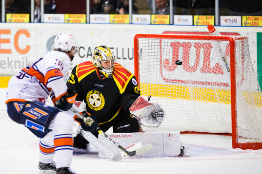 Brynäs målvakt Jonas Johansson ser pucken gå i mål på