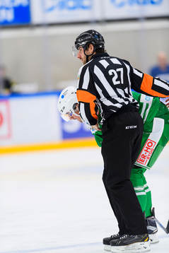 Domare Mikael Sjöqvist hjälper Rögles Alen Bibic som har