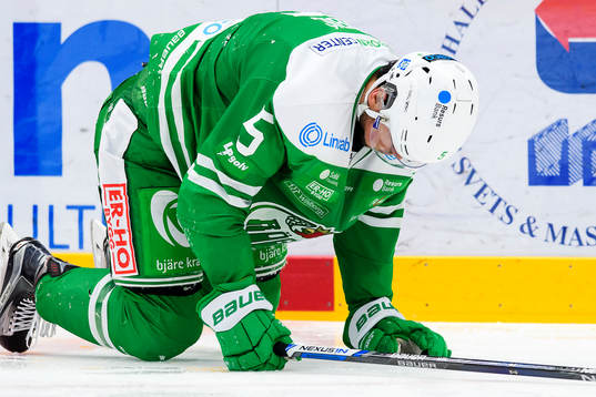 Rögles Alen Bibic tacklas och får ont