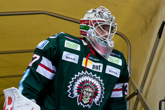 Frölundas målvakt Johan Gustafsson på väg in för