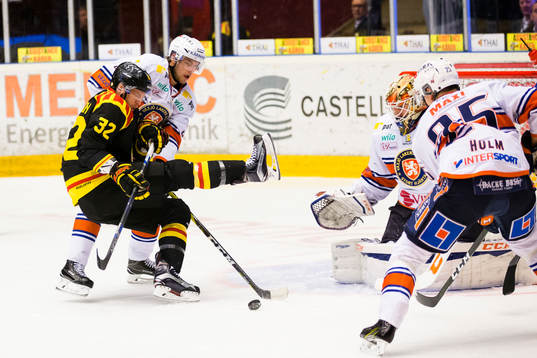 Brynäs Nick Johnson faller i en duell med Växjös Calle