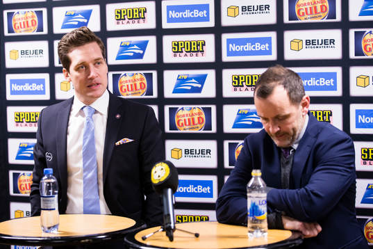 Växjös tränare Sam Hallam (v) svarar på frågor brevis
