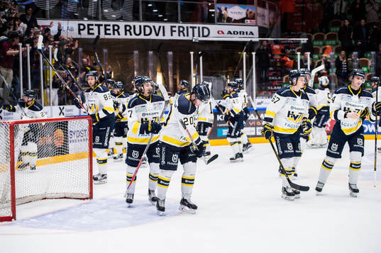 s spelare jublar och tackar fansen
