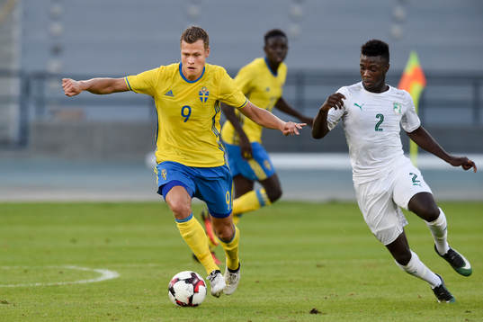 Sveriges Viktor Claesson och Elfenbenskustens Nicolas Pépé