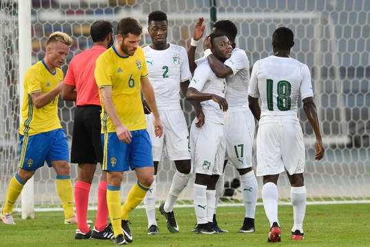 Elfenbenskustens Yao Serge N´Guessan jublar med lagkamrater