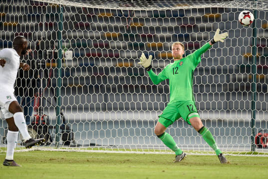 Sveriges målvakt Peter Abrahamsson släpper in 1-2 målet