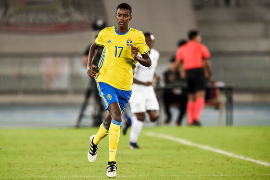 Sveriges Alexander Isak 17 år byts in och därmed är han