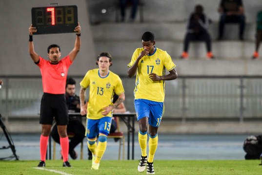 Sveriges Alexander Isak 17 år byts in och därmed är han