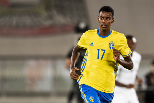 Sveriges Alexander Isak 17 år byts in och därmed är han