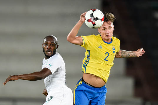 Elfenbenskustens Giovanni Sio och Sveriges Linus Wahlqvist
