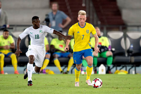 Sveriges Niklas Bärkroth och Elfenbenskustens Adama Traoré