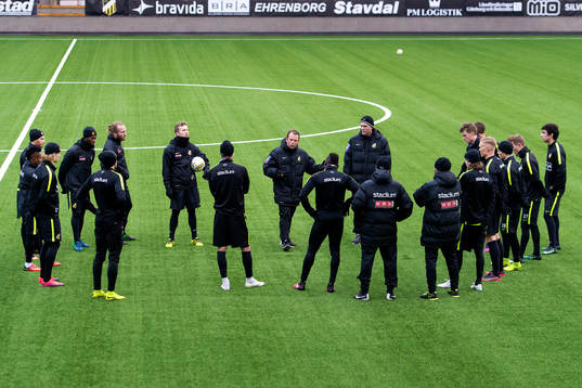 Häckens tränare Mikael Stahre samlar laget