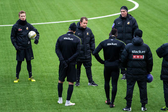 Häckens tränare Mikael Stahre samlar laget