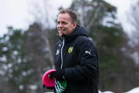 Hammarbys tränare Jakob Michelsen ler