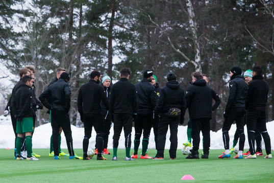 Hammarbys tränare Jakob Michelsen med samlade spelare i en