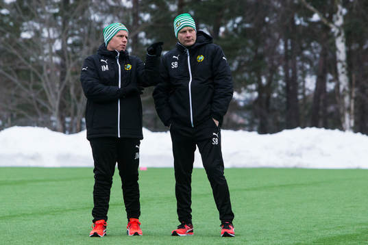 Hammarbys tränare Jakob Michelsen (t v) i samtal med