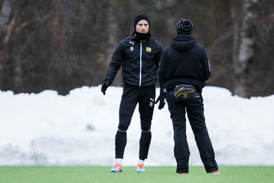 Hammarbys Johan Persson gör övning vid sidan av planen av
