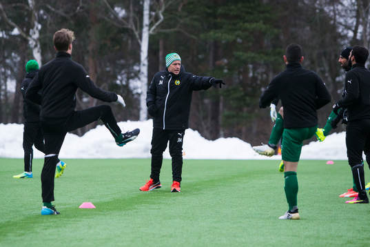 Hammarbys tränare Jakob Michelsen instruerar