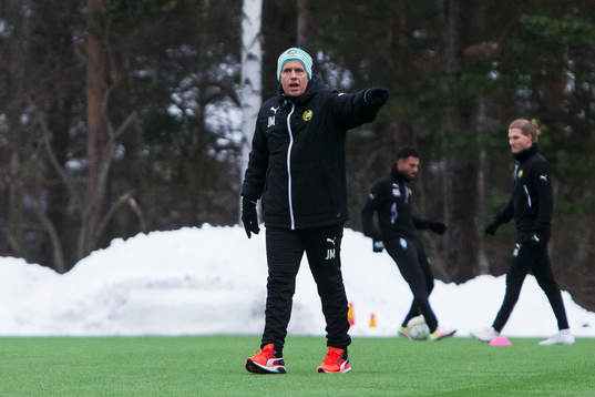 Hammarbys tränare Jakob Michelsen instruerar