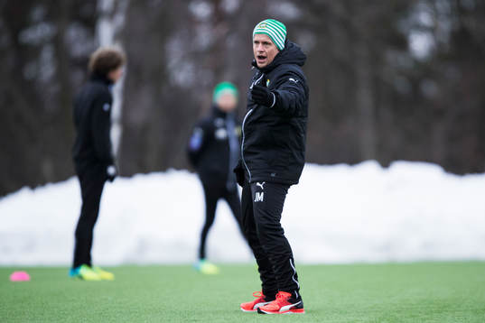Hammarbys tränare Jakob Michelsen instruerar