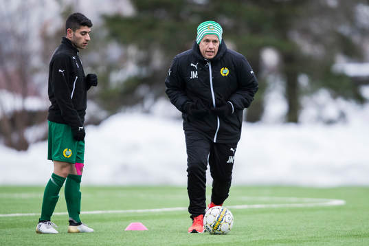 Hammarbys tränare Jakob Michelsen instruerar André