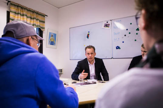 Hammarbys tränare Jakob Michelsen i samtal med journalister