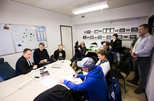 Hammarbys tränare Jakob Michelsen i ett rum med